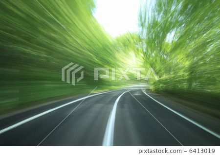 流動的新鮮的綠色路 6413019