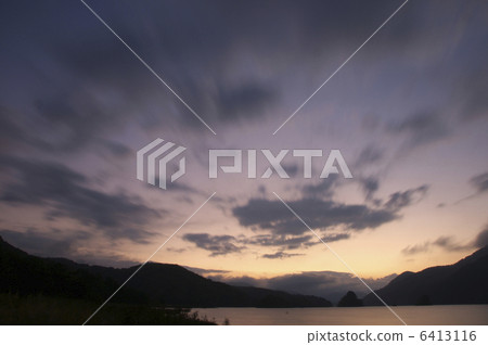 在Akimoto湖的日出 6413116