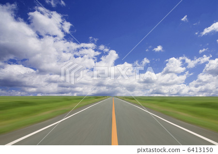 在草原和白色雲彩的路 6413150