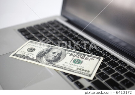 100美元鈔票和個人計算機 6413172