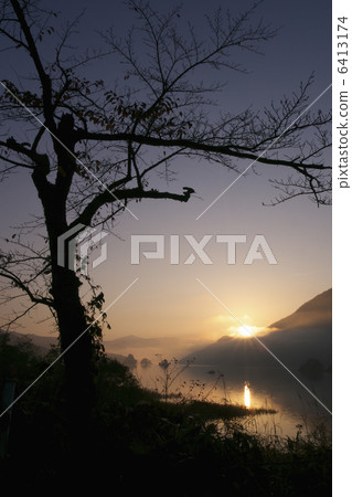 在Akimoto湖的日出 6413174