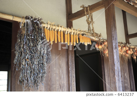Agricultural crops hanging on the eaves edge Agricultural crops suspended at eaves Agricultural crops hanging on the eaves edge Agricultural crops suspended at eaves 6413237