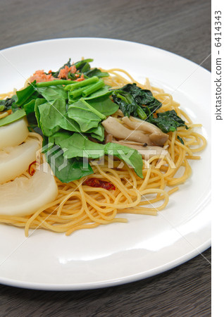 Delicious spinach and Japanese style pasta 6414343