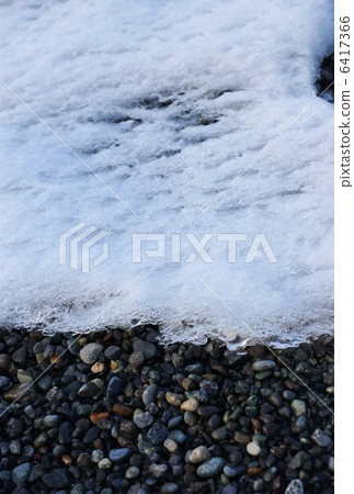 雪背景材料·雪球融化在砂礫中·垂直位置 雪背景材料·雪球融化在砂礫中·垂直位置 6417366