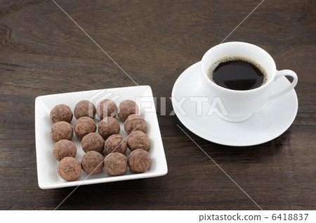 巧克力和咖啡在盤子上 6418837