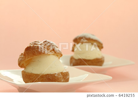Cream puff 6419255