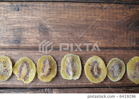 乾綠色獼猴桃排成一排 6419296