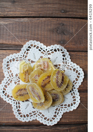 Green kiwi dried fruit 6419299