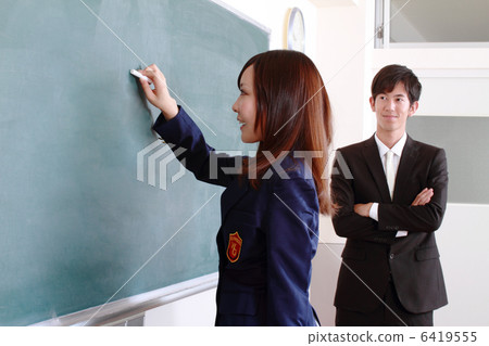 學校的女生和老師在課堂上 學校的女生和老師在課堂上 6419555
