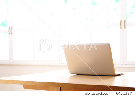 一台筆記本電腦放在桌子上 6421387