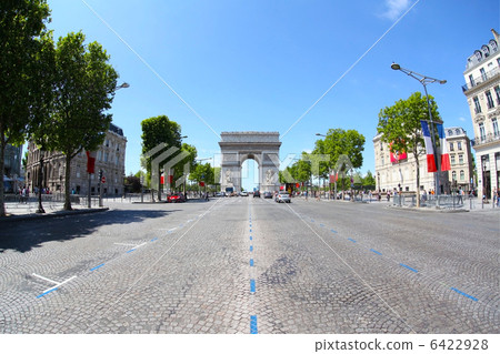 初夏巴黎，凱旋門和香榭麗舍大街 6422928