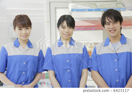 A convenience store clerk 6423117