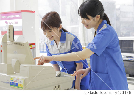 便利店店員 6423126