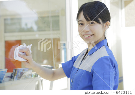 A convenience store clerk 6423151