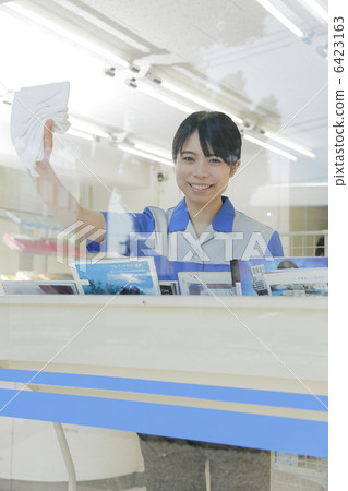 便利店店員 6423163