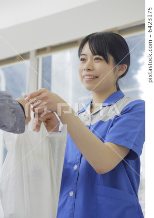 便利店店員 6423175