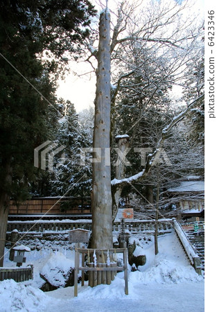 Snow and pillars 6423346