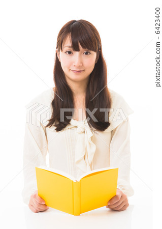 A woman reading a book 6423400