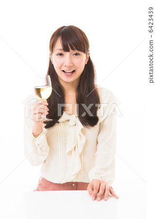 一個女人喝紅酒 一個女人喝紅酒 6423439