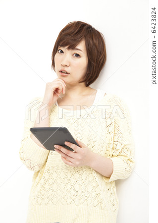一個女人與一台平板電腦 一個女人與一台平板電腦 6423824