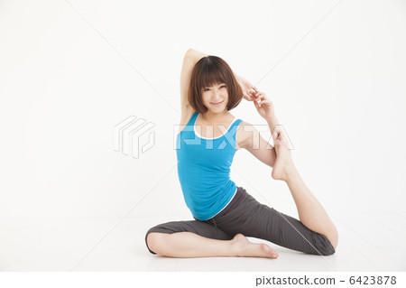 瑜伽姿勢的女人 瑜伽姿勢的女人 6423878