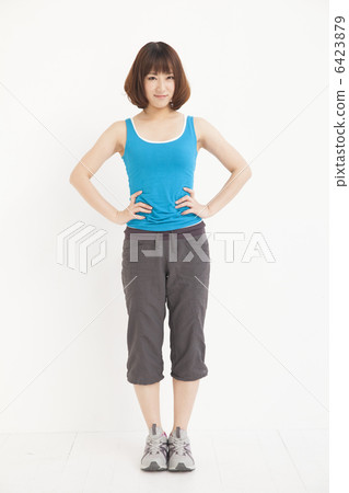 穿著運動服的女人 穿著運動服的女人 6423879