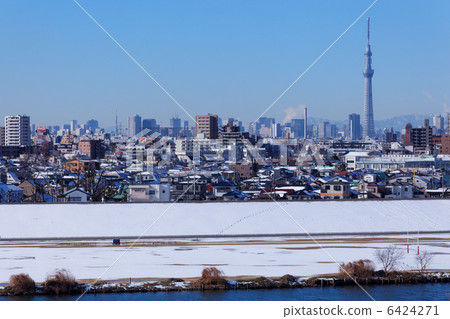 Kawahara，天空樹和多雪的風景的江戶川的都市風景 6424271