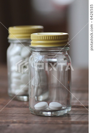 White pills in a glass bottle and two tablets per dose White pills in a glass bottle and two tablets per dose 6426585