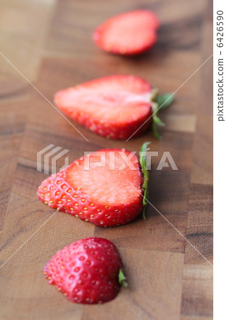 Sliced and lined up Amaou strawberries, fresh fruit 6426590
