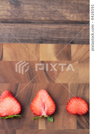 Sliced and lined up Amaou strawberries, fresh fruit Sliced and lined up Amaou strawberries, fresh fruit 6426591