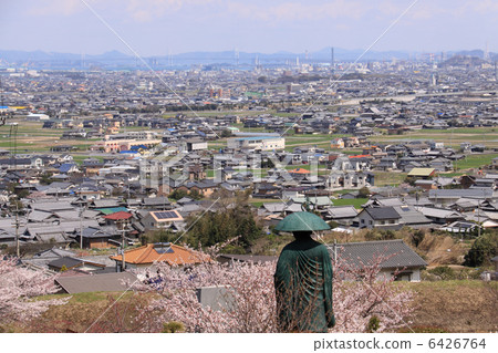 四國大佛第73佛教“釋迦牟尼神廟”織田雕像和櫻花樹,瀨戶大橋 四國大佛第73佛教“釋迦牟尼神廟”織田雕像和櫻花樹,瀨戶大橋 6426764