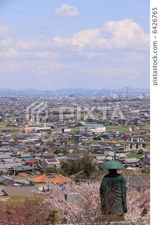四國大佛第73佛教“釋迦牟尼神廟”織田雕像和櫻花樹，瀨戶大橋 6426765