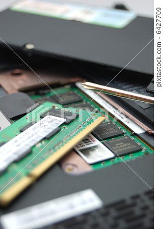 在筆記本電腦裡面 6427709