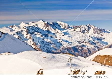 Ski slopes in French Alps 6431589