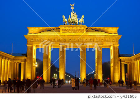 Brandenburg gate at night, Berlin 6431605