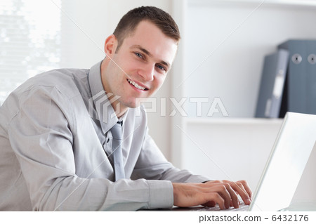 Close up of businessman typing on his laptop 6432176