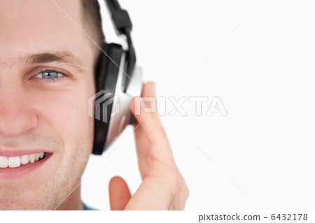 Close up of a young man listening to music 6432178