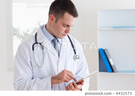 Close up of doctor reading his notes 6432573