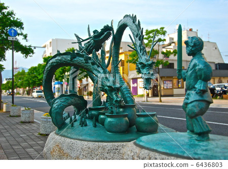 Statue of Yagi Daija VS Susanoo (JR Izumo City Station North Exit / Izumo City, Shimane Prefecture) 6436803