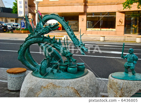 Statue of Yagi Daija VS Susanoo (JR Izumo City Station North Exit / Izumo City, Shimane Prefecture) 6436805