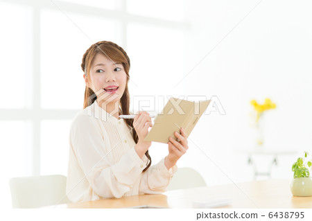 A woman studying 6438795