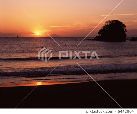 Sunrise from Yumigahama 6442904