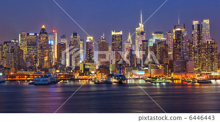 Manhattan at night 6446443
