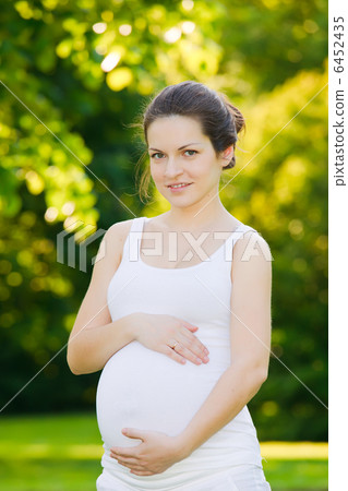 Pregnant woman relaxing in the park 6452435