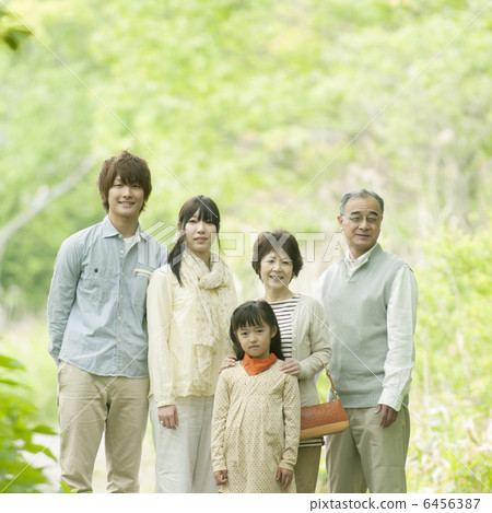 微笑以新綠色的三世代家庭 6456387
