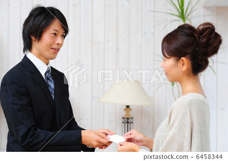 A salesman who hands business cards 6458344