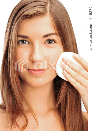 beautiful young brunette woman using cotton pads 6462764