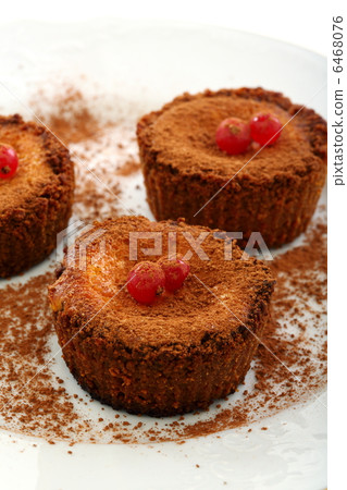 Small chocolate cake with curd cream. 6468076