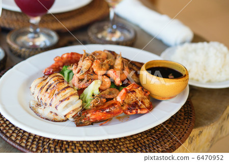 Delicious grilled squid with seafood 6470952