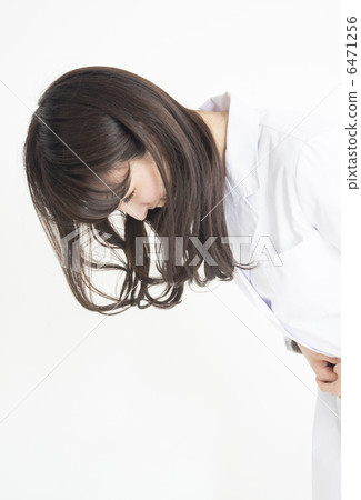 Female doctor to bow 6471256